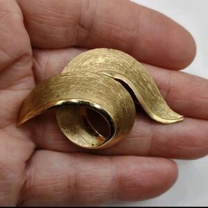 Vintage Crown Trifari Gold Tone Swirl Brooch Pin, 2"